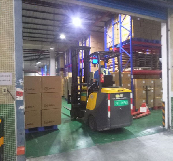 倉庫中的貨物轉(zhuǎn)移，準備裝車